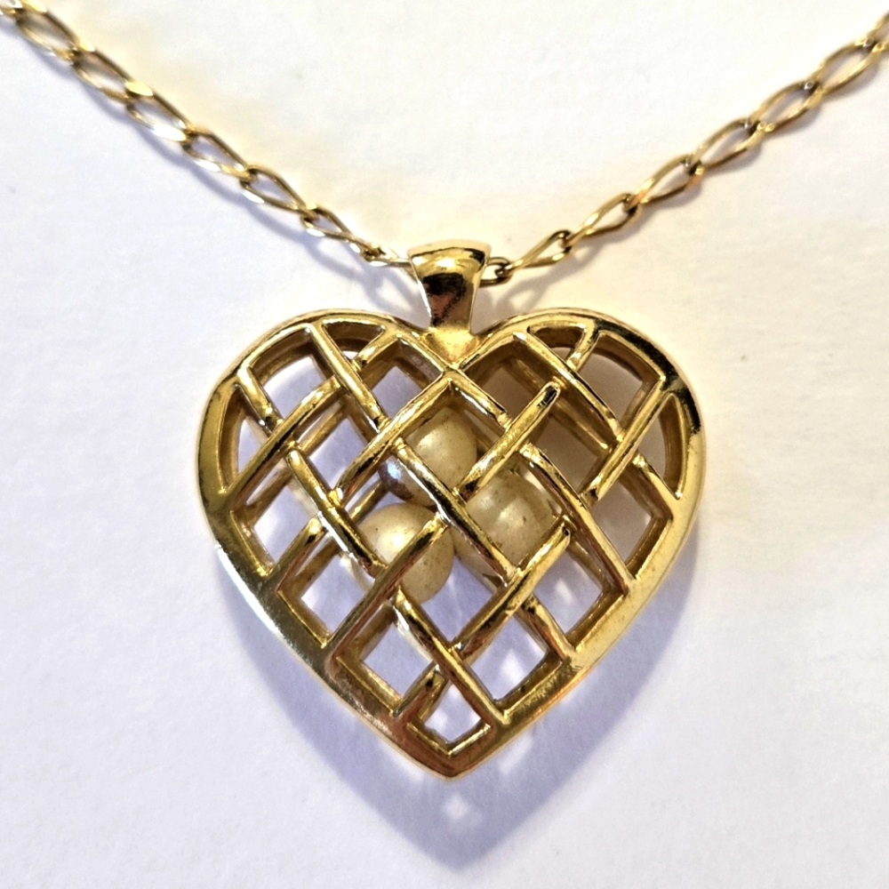 Avon Gold Tone Woven Lattice Design Heart Pendant Necklace With Enclosed Pearls